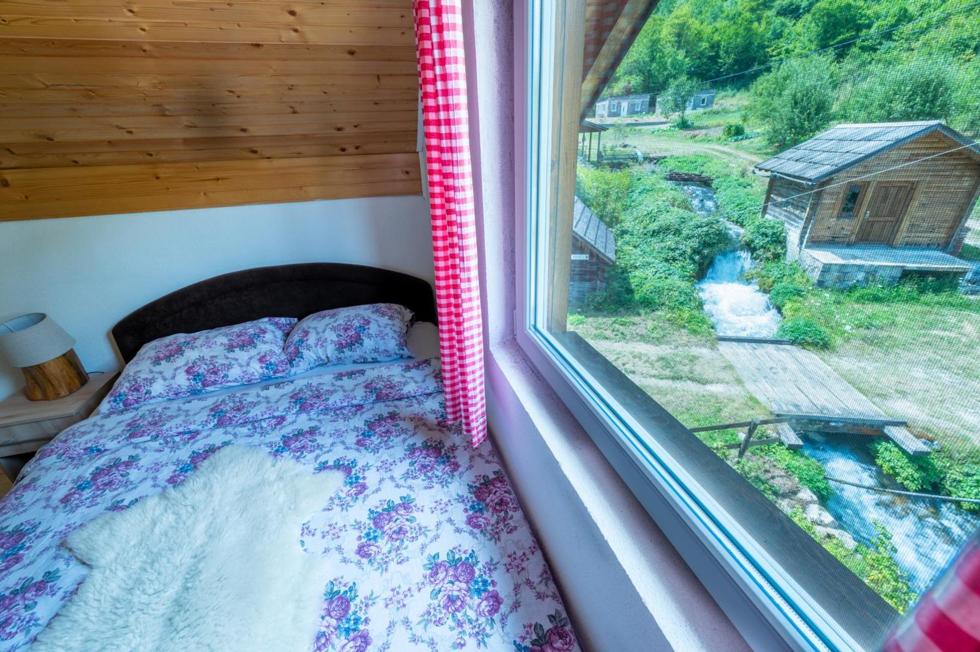 Domacinstvo Na Kraju Svijeta Pension Sipovo Buitenkant foto