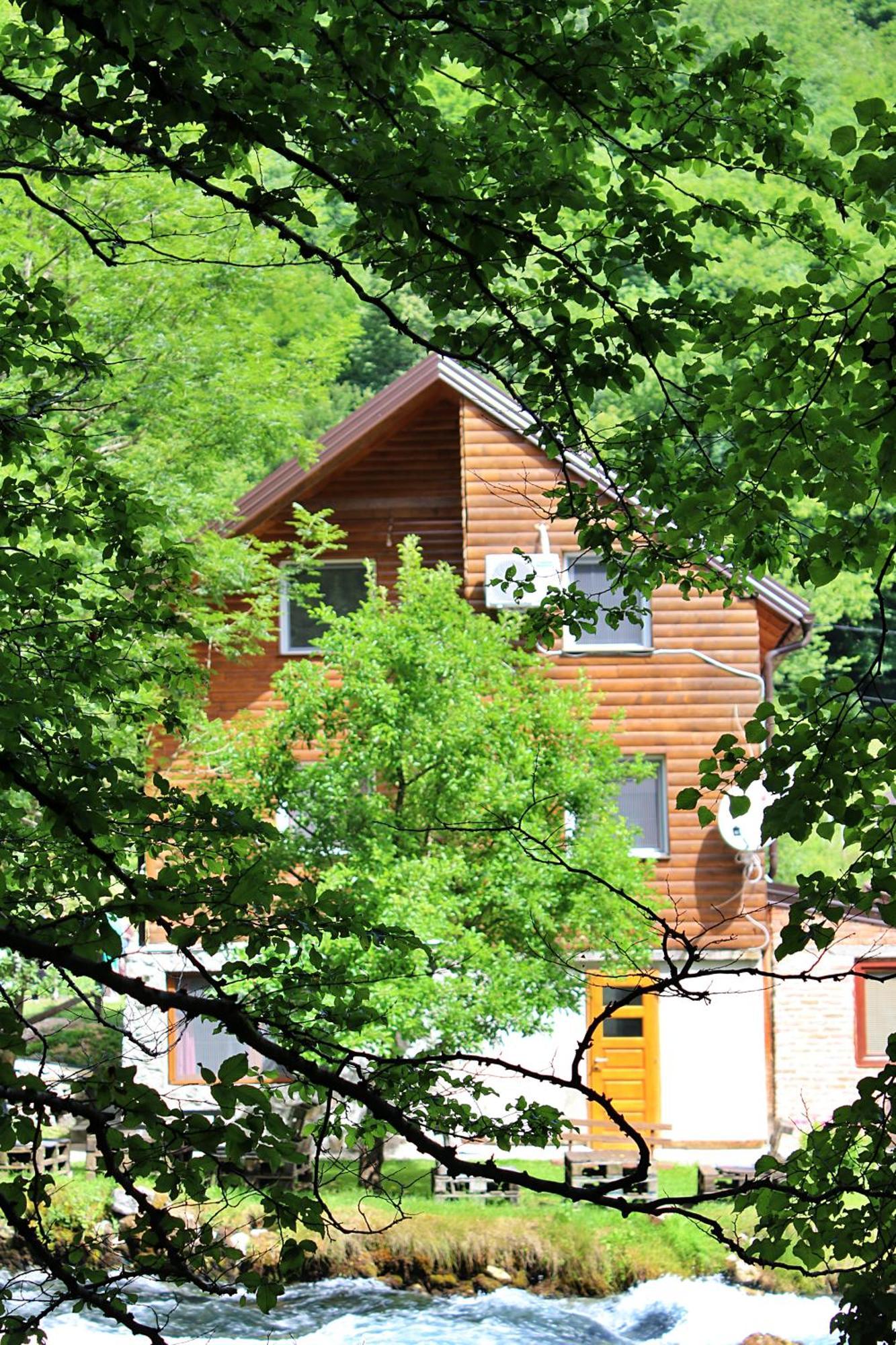 Domacinstvo Na Kraju Svijeta Pension Sipovo Buitenkant foto